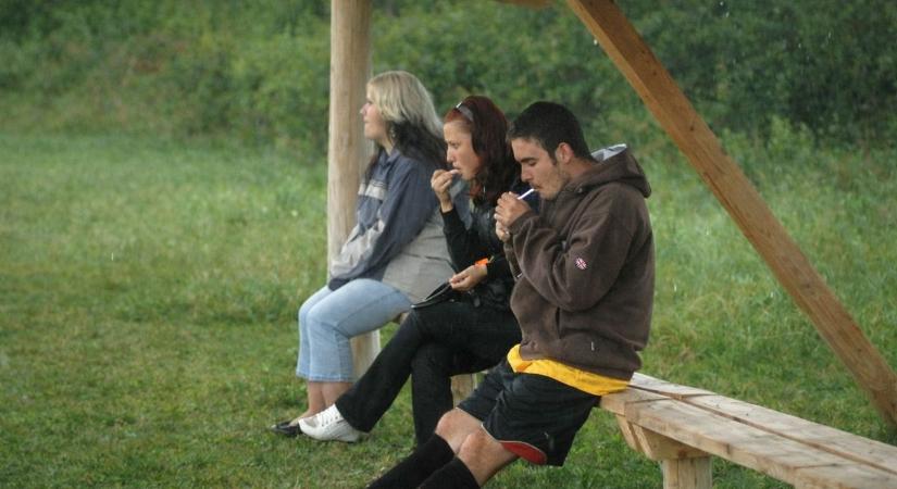 Sör, cigi és 18 méteres tizenegyes: a vármegyei labdarúgás legbizarrabb játékvezetői alakításai