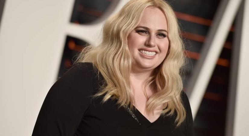 Rebel Wilson vörös fürdőruhában: ilyen az alakja a nagy fogyása után a színésznőnek