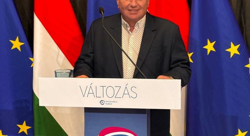 Összegyűjtötte és leadta a szükséges aláírásokat a DK győri jelöltje, Komáromszky Attila