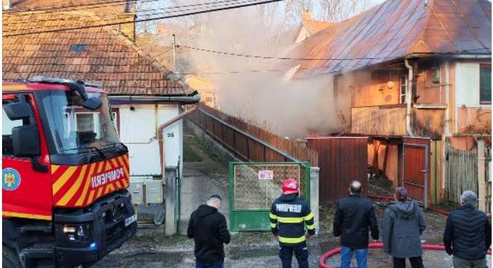 Kigyulladt egy ház Székelyudvarhelyen: a tulajdonos és egy tűzoltó kórházba került