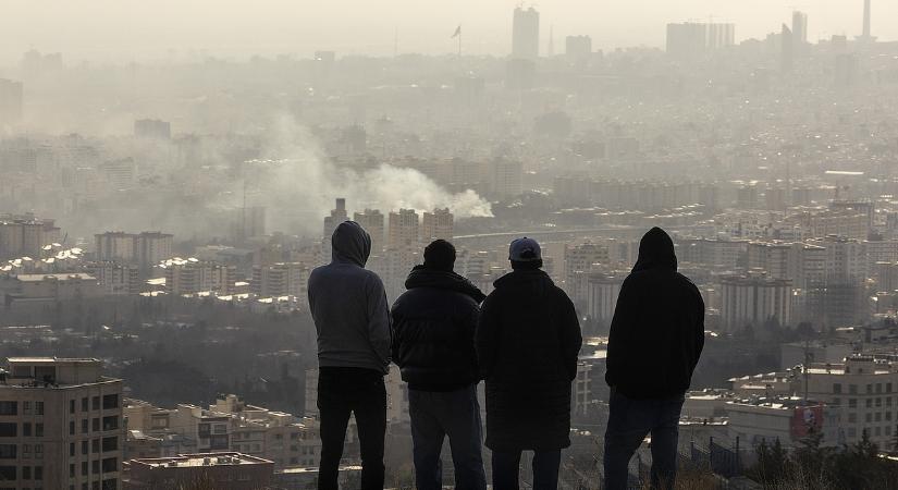 Sorra ürítik ki a nagykövetségeket, és azt tanácsolják, meneküljenek a Közel-Keletről