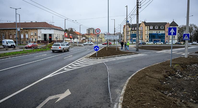 Folytatódik az aszfaltozás a Szoboszlói út és a Külsővásártér csomópontjában, így alakul a közlekedés