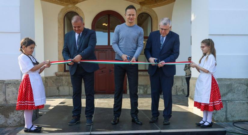 Teljes pompájában ragyog a boconádi Szeleczky-kastély – ünnepélyesen átadták a megújult épületet