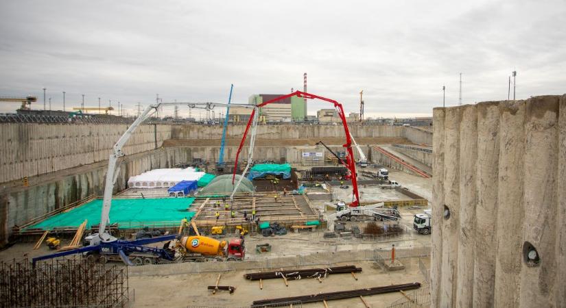 Ütemezetten halad az alaplemez kivitelezése