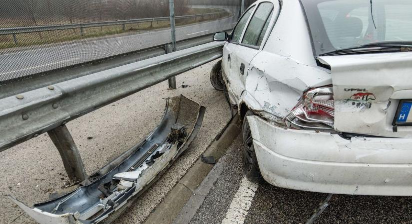 Rosszul lett? Szalagkorlátnak csapódott egy autós a 8-as főúton