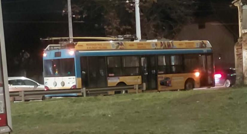 Lerobbant egy troli Debrecenben, nagy a torlódás