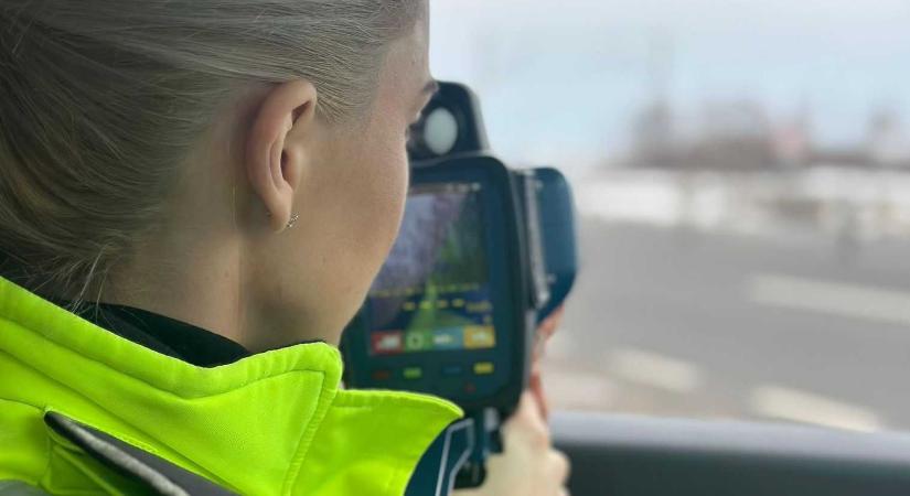 Jogosítvány nélkül száguldott 204-gyel az autópályán: jókora büntetést kapott