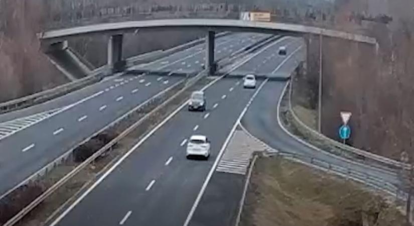 Döbbenetes balatoni videó: forgalommal szemben haladt egy autós az M7-es autópályán - videó
