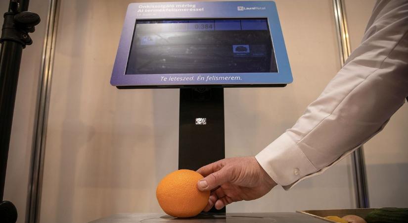 Ilyen még nem láttunk, új boltot találtak fel Magyarországon: kész a prototípus, megmondja mit és mennyit lehet vásárolni – a mérleg magától felismeri a gyümölcsöt és a zöldséget