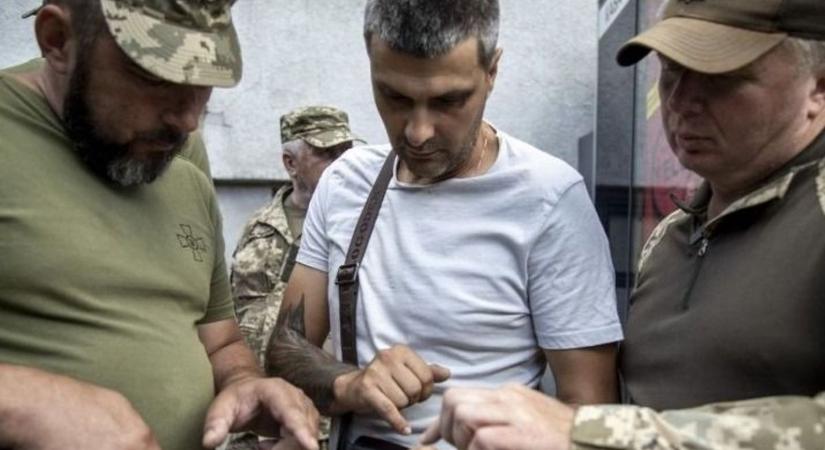 Meghökkentő videó terjed az interneten Ukrajnából: kerítésbe kapaszkodva menekült meg a férfi a kényszersorozás elől