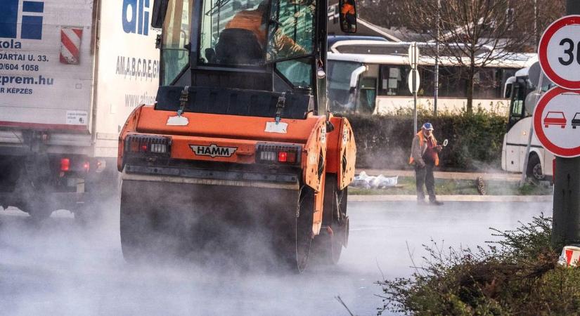 Nem lesz megállás, ebben a debreceni csomópontban még éjszaka is aszfaltoznak majd