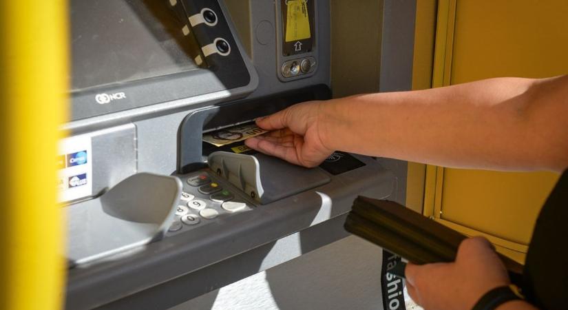 Meglepetés érheti fizetésnél! Két nagy hazai bank is bejelentést tett
