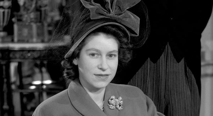 Száz éve nem látott ruhadarab: előkerült II. Erzsébet királynő babaruhája!