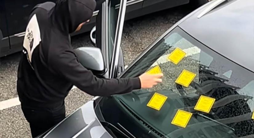A tahó parkolók gyűlölik ezt az embert, aki lájkokért ragasztja tele a szélvédőjüket