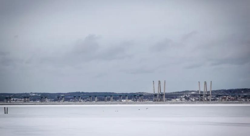 Kényszerleszállást hajtott végre a Hudson-folyó jeges vizén egy kisrepülőgép pilótája