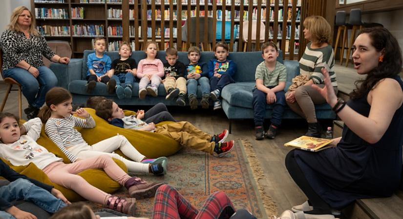 Mesével a lélekhez: különleges foglalkozáson vettek részt ovisok a Debreceni Egyetem könyvtárában