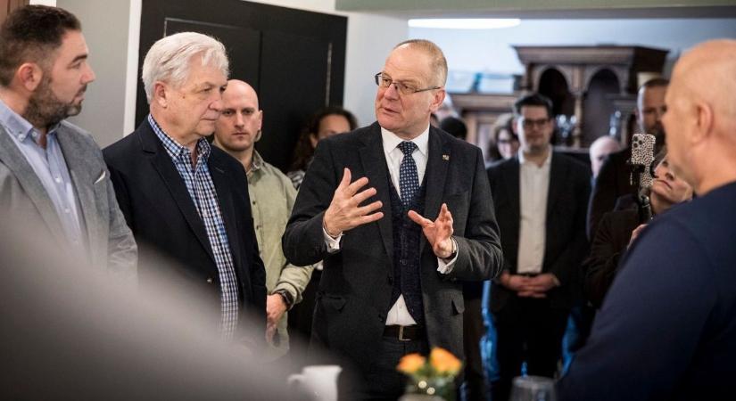 Navracsics Tibor is magabiztosan vezet, hiába próbálja szorosnak beállítani a versenyt az ellenzék