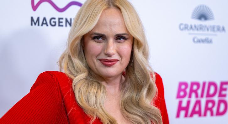 Rebel Wilson fürdőruhás fotókat posztolt magáról közel 40 kilós fogyása után