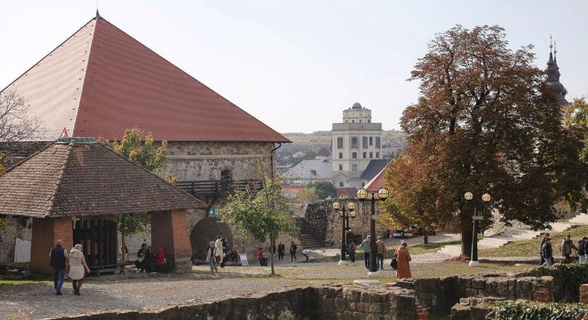 Ilyen van? Vendégek nyúlták le az egri várból a leleteket – eltűnt a csontvázdarab és az ősbalta is