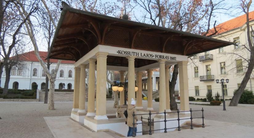 Nem csak a gyógyhatás kérdéses, inni is tilos a füredi Kossuth-forrás vízét (balatontipp.hu)