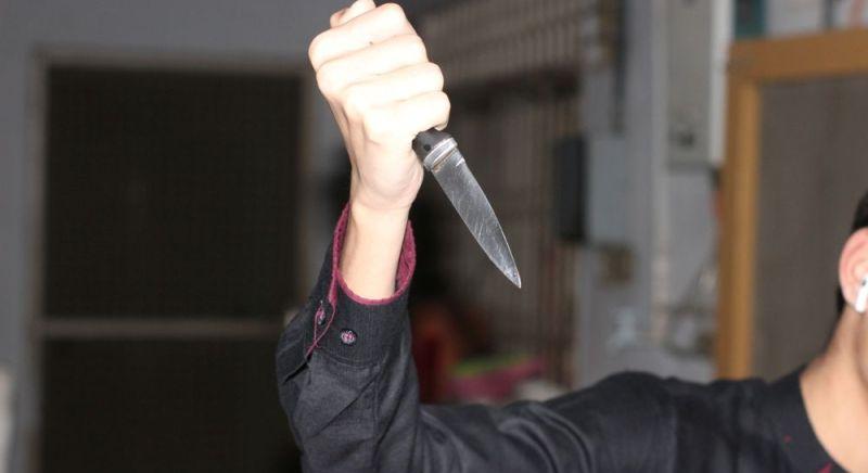 Vérfürdő Baracskán: éjszaka késelte meg a 3 gyereket a belopódzó román férfi