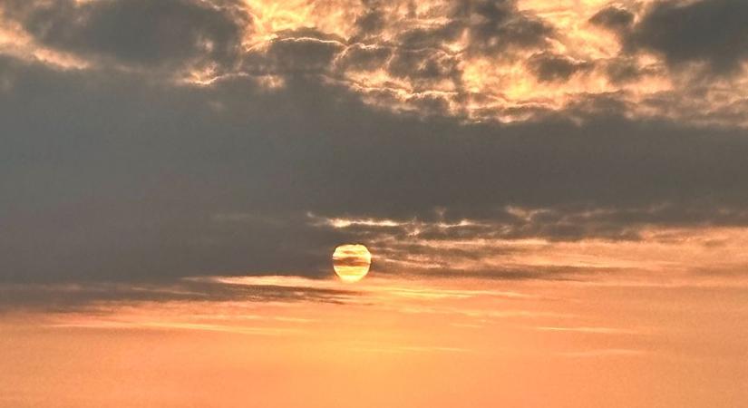 Napnyugta és szaharai por - Fantasztikus képeket küldött olvasónk