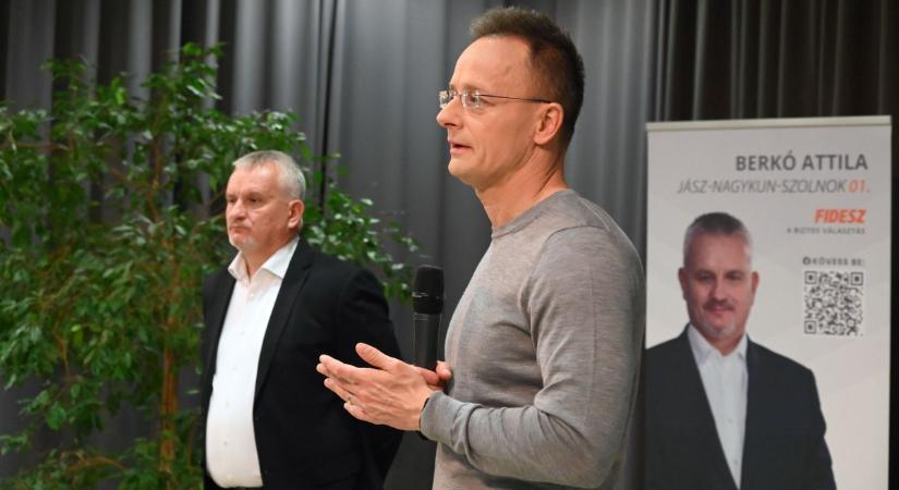 „Mi semmivel nem tartozunk az ukránoknak” – a választás tétjéről beszélt Szijjártó Péter Szolnokon – galériával