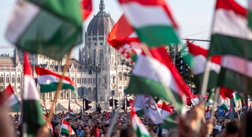 Nem akármit rögzített a fideszes politikus kamerája az utcán, megdöbbentőbb videó már nem kerül elő a kampányban