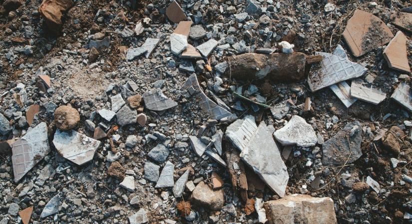 Komoly a felháborodás: összetört sírkövek méretes kupacát borították le egy egri utcában