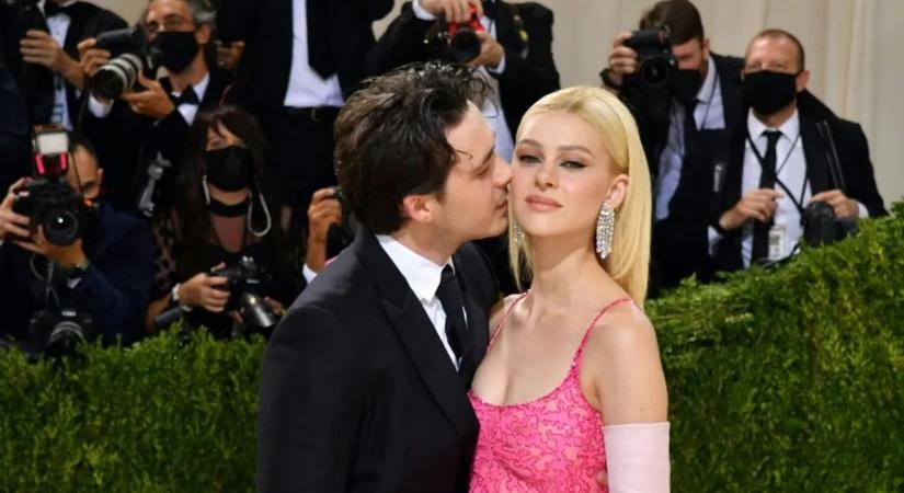 Félmeztelen képen pózol Brooklyn Beckham felesége