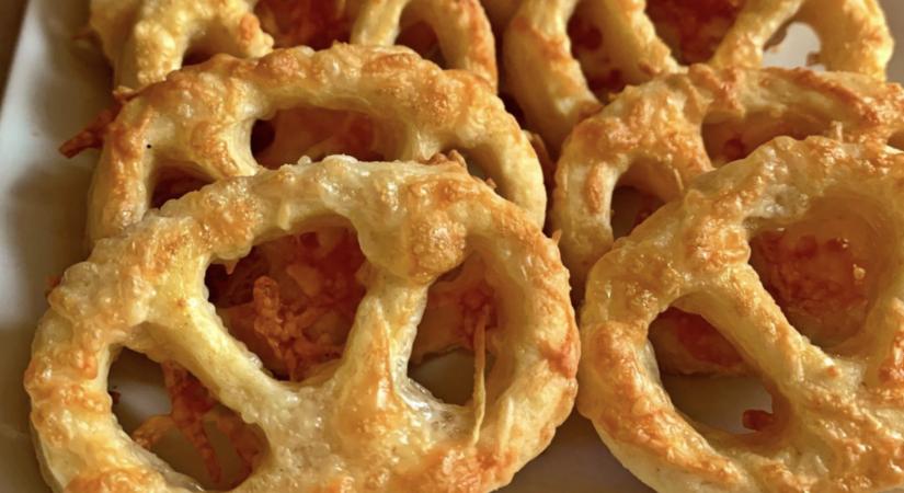 10 perc alatt elfogyott: ez a sajtos perec lett a család új kedvence