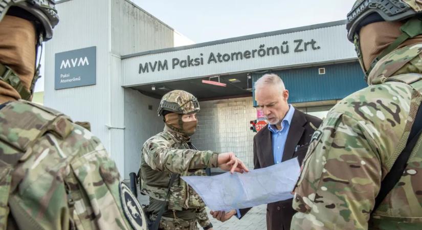 A Paksi Atomerőmű szerint nincs semmi látnivaló a honvédelmi miniszter erőműben készült fotóin