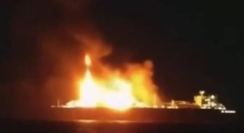 Európa partjainál csaptak le Zelenszkij drónjai: lángokban áll Oroszország tankerhajója (VIDEÓ)