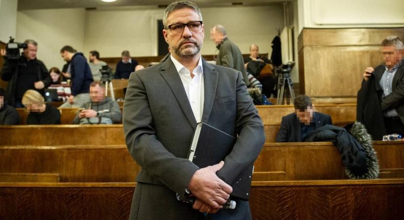 Simonka György is elindul a választáson, az ajánlóíveket viszont csak most vette fel