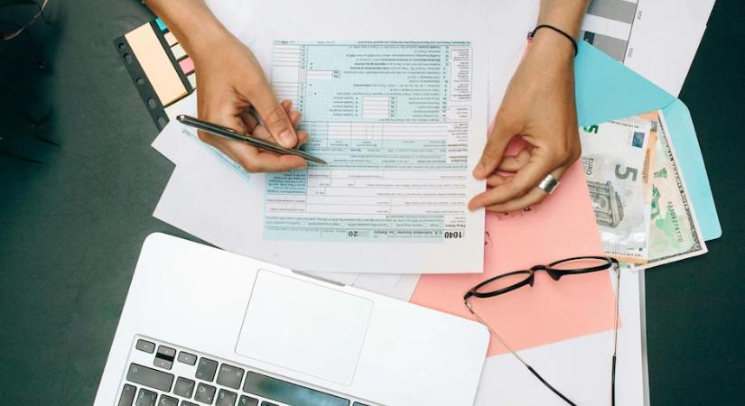 Egyéni vállalkozók figyelmébe! Negyedévesre vált a tb- és szochóbevallás