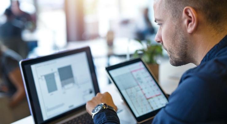 11 óra képernyő, 47 másodperc fókusz – így omlik össze a munkavállalói koncentráció