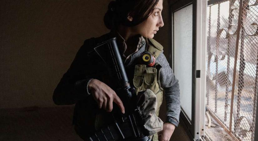 Női harcosok Szíriában: Fegyverrel védik nehezen kiharcolt szabadságukat a „forradalom menyasszonyai”