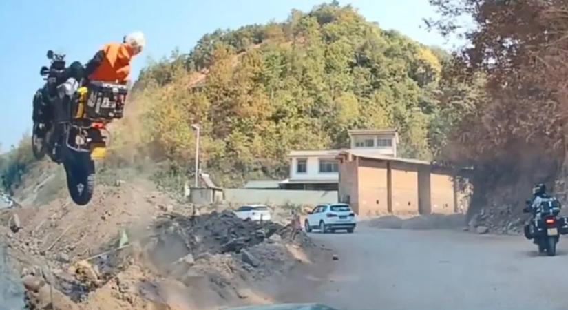 Szörnyű: lerepült a hegyoldalról a pánikoló motoros - videó