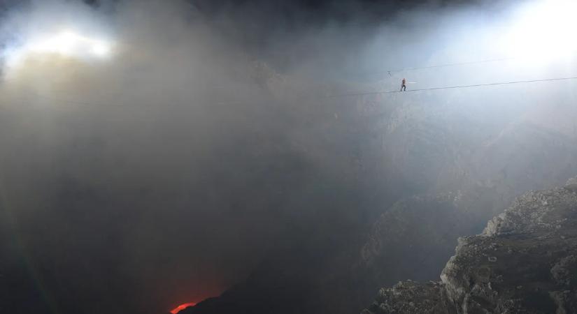 Hátborzongató rekord: izzó lávató fölött egyensúlyozott 31 percet – videó