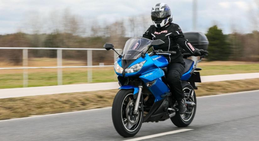 Melyik irányból előzhet a motoros? - A jó idővel indul a szezon is