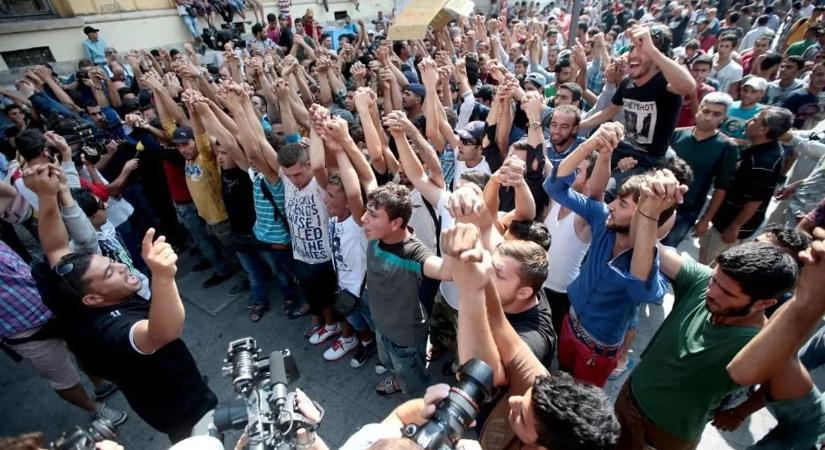 Bevándorlók százai perlik a német kormányt, amiért hazaküldenék őket