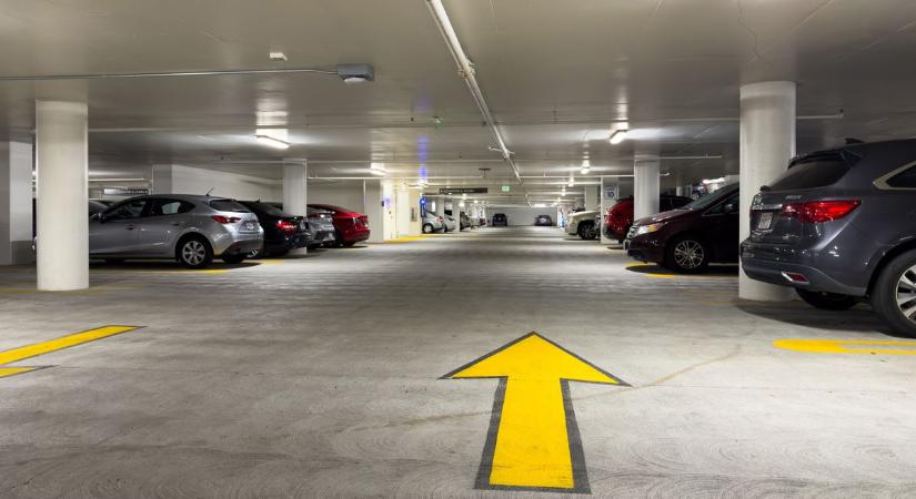 Iráni háború: Valaki medencézik, más a mélygarázsban bujkál – egy volt bolyais diák helyszíni beszámolója