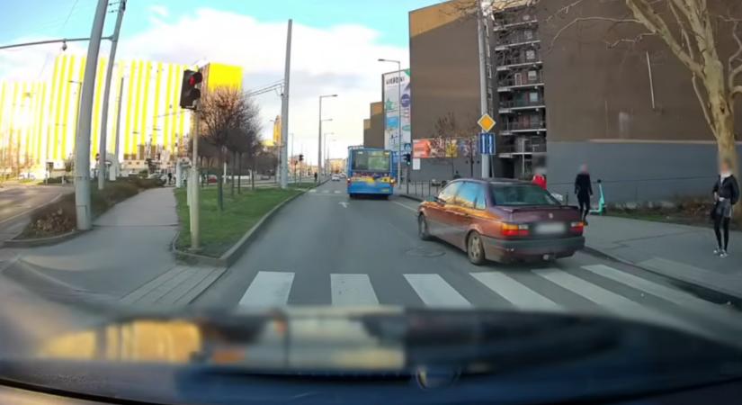 Hajmeresztő: járdára ugratva, a gyalogosokat veszélyeztetve próbált előzni egy autós Kőbányán – videó