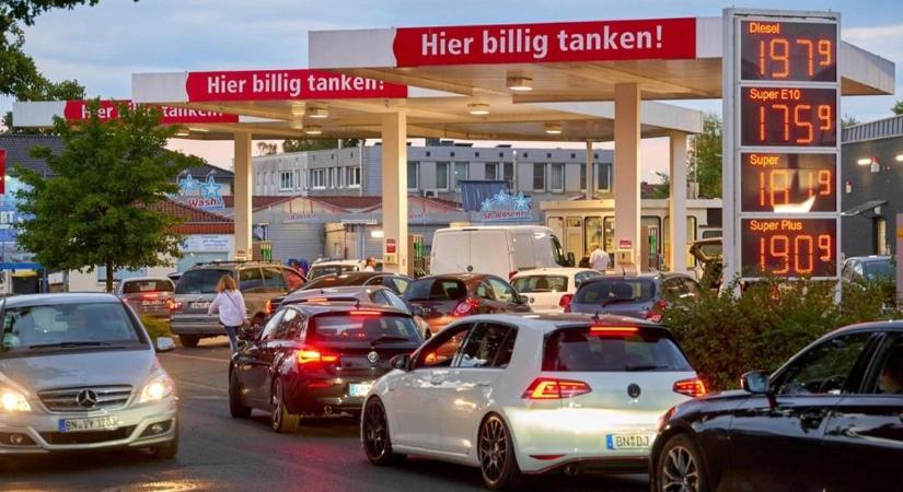Kitört a pánik Ausztriában: órák alatt 40 forintot drágult az üzemanyag, lerohanták az osztrákok a benzinkutakat – újabb áremelés jön
