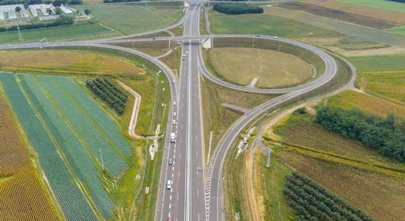 Ez lesz Magyarország legújabb autópályája: még fél év és átadják, új korszakot hoz Keleten – összekapcsolják Romániával