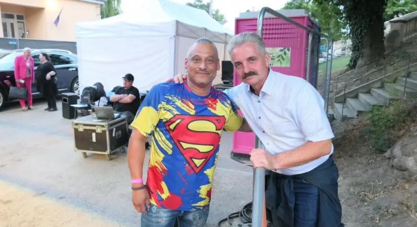 Pont olyan helyeket szór meg ingyenkoncertekkel a Szerencsejáték Zrt., amelyekre a Fidesznek nagy szüksége lehet a választáson