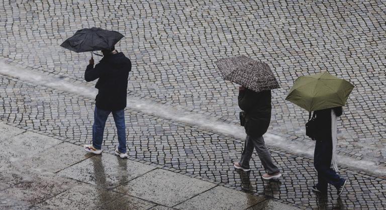 Kettészakad az ország időjárása, szikrázó napsütés és záporeső váltja egymást