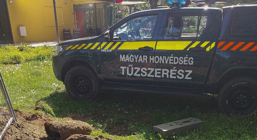 Sokkot kaptak veteményezés közben: világháborús gránátok kerültek elő egy sárkeresztúri ház kertjéből