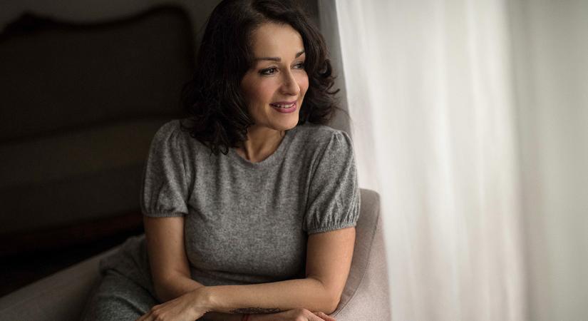 „A sorsunk egyedi, de a fájdalmaink, a szorongásaink és a vágyaink közös emberi gyökerekből táplálkoznak” – interjú Róza Ráchellel a női körök reneszánszáról