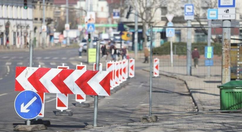 Autósok figyelem! Útlezárások és munkálatok a szerdai közlekedésben